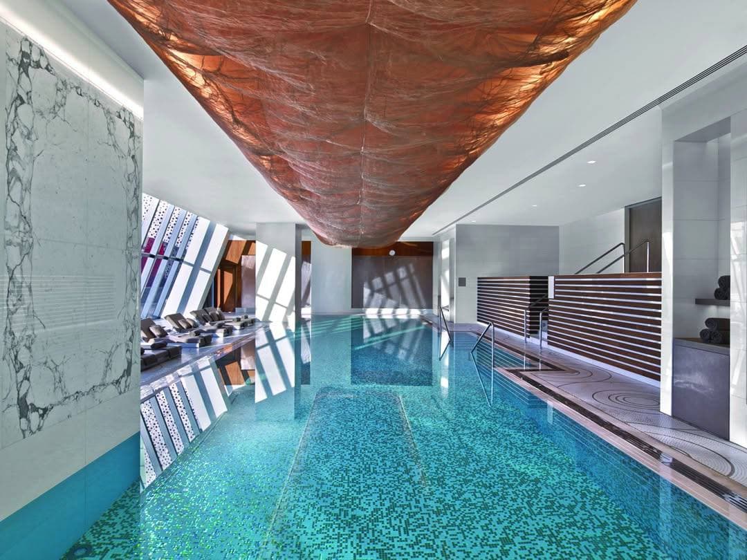 Fairmont hovuzunun mis tavanı və mərmər zalı — Bakı