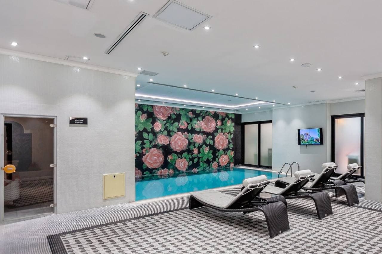 Ivy Garden otelində üzgüçülük hovuzu — ProFit Swimming Bakı