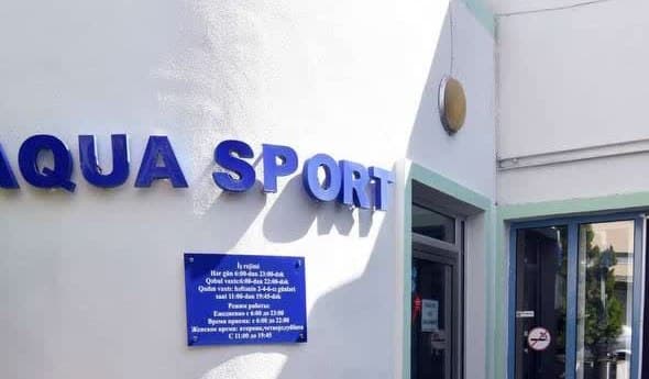 Aquasport hovuzunun girişi, Yasamal, Bakı — iş saatları lövhəsi